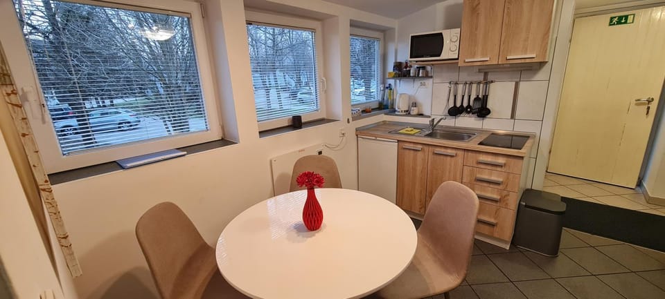 Kitchen or kitchenette, Dining area