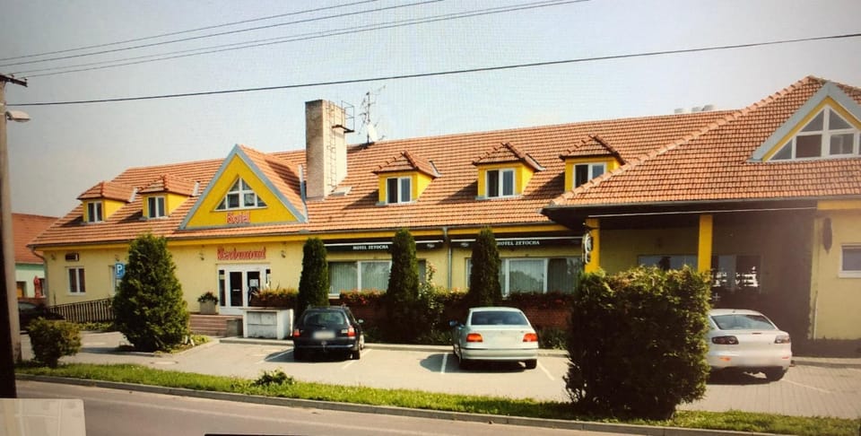 Restaurant/places to eat, Neighbourhood