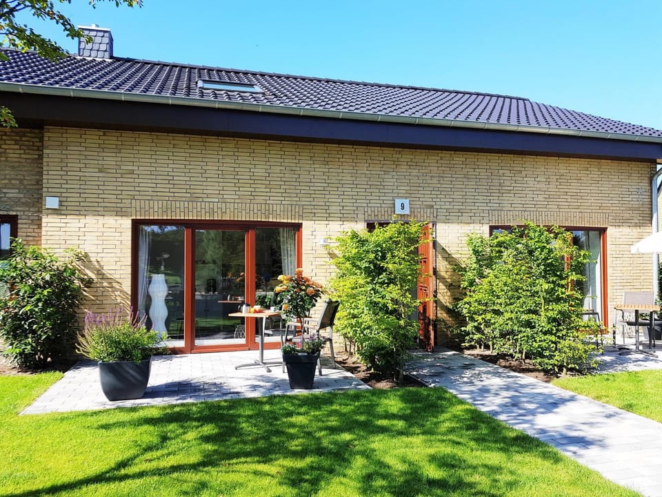 Property building, Facade/entrance, Garden