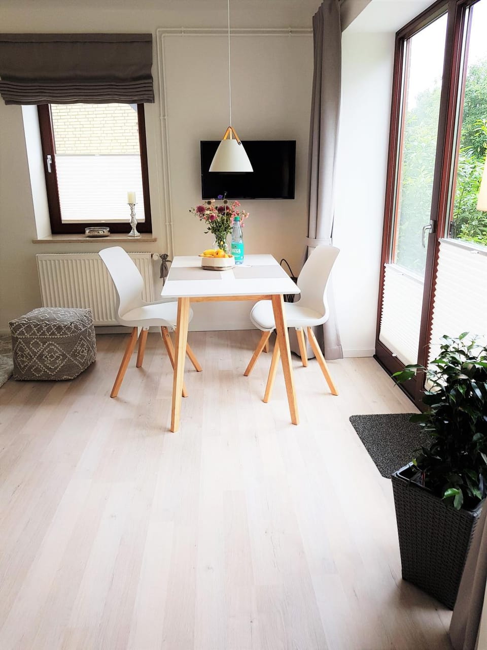 TV and multimedia, Living room, Seating area, Dining area