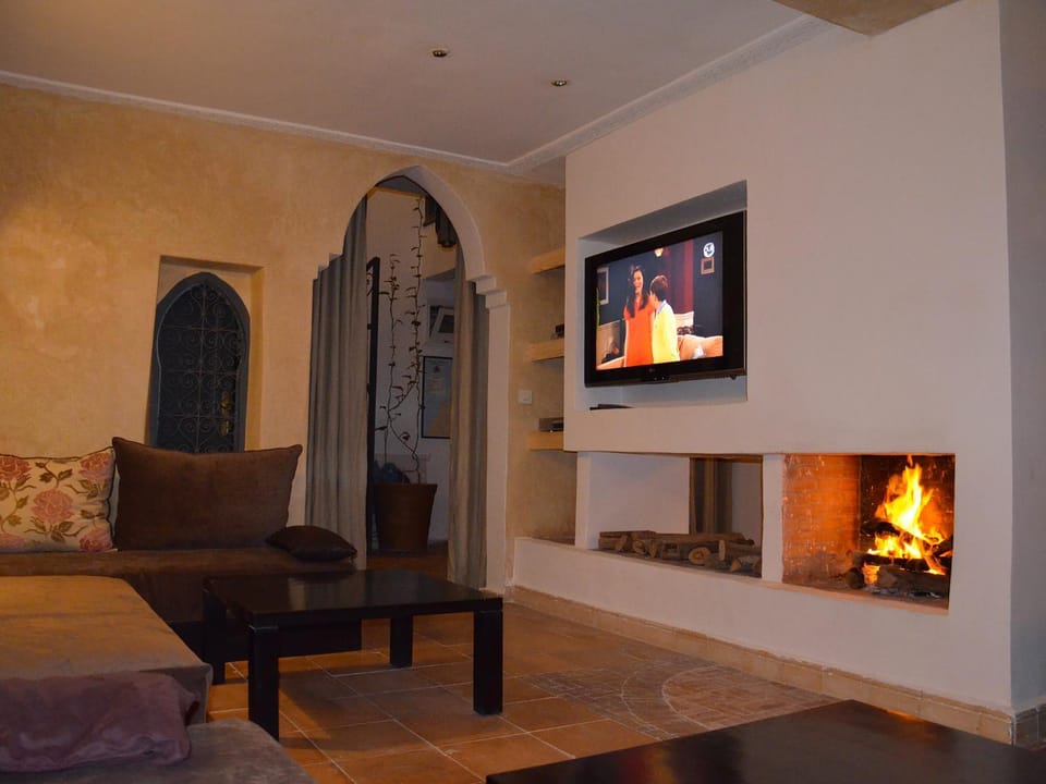 TV and multimedia, Living room, Decorative detail, fireplace