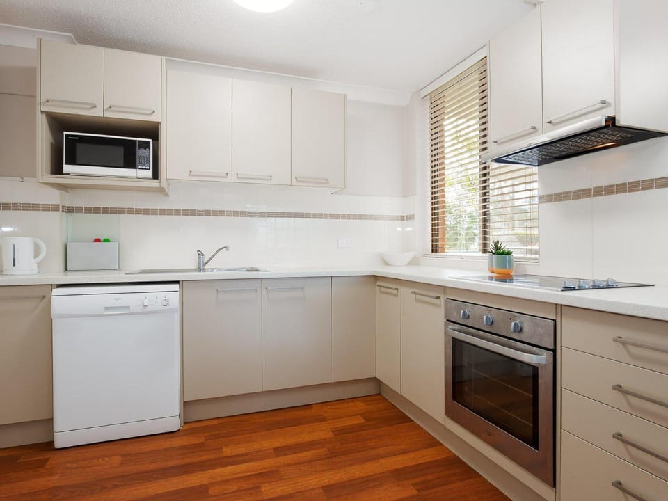 The Commodore, 14, 9-11 Donald Street- Unit in the heart of town with views & free wi-fi Apartment in Nelson Bay