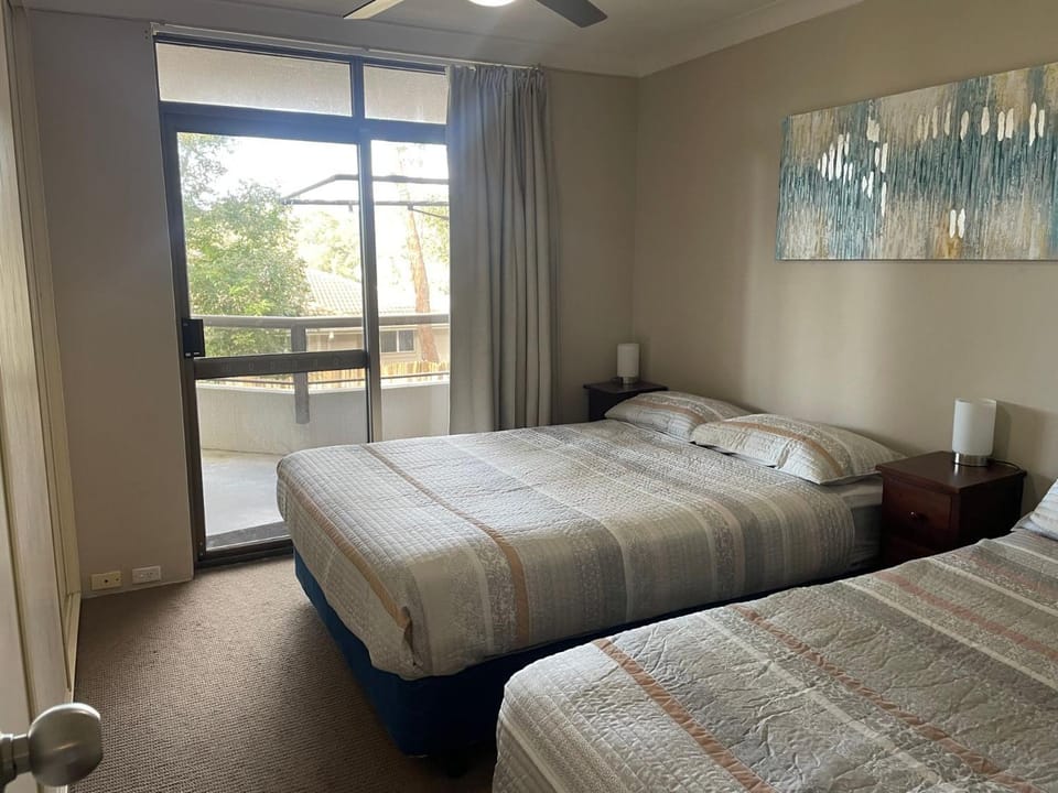 The Commodore, 14, 9-11 Donald Street- Unit in the heart of town with views & free wi-fi Apartment in Nelson Bay