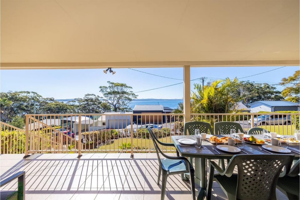 33 Gloucester St - Beautifully furnished house with stunning views and a pool House in Nelson Bay