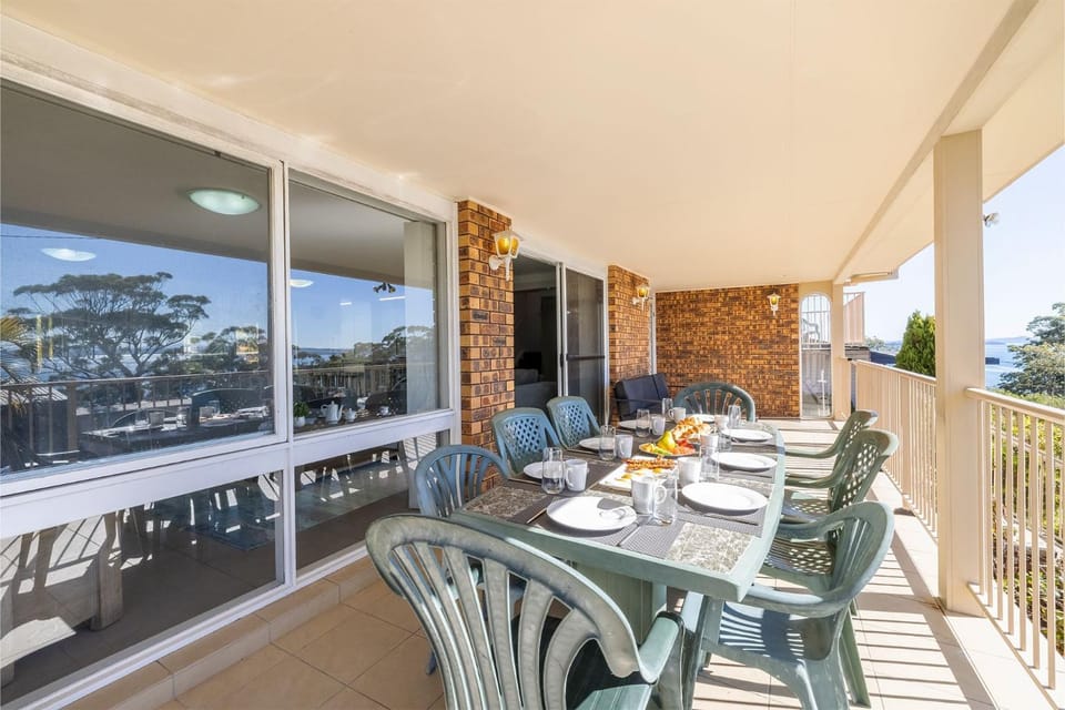 33 Gloucester St - Beautifully furnished house with stunning views and a pool House in Nelson Bay