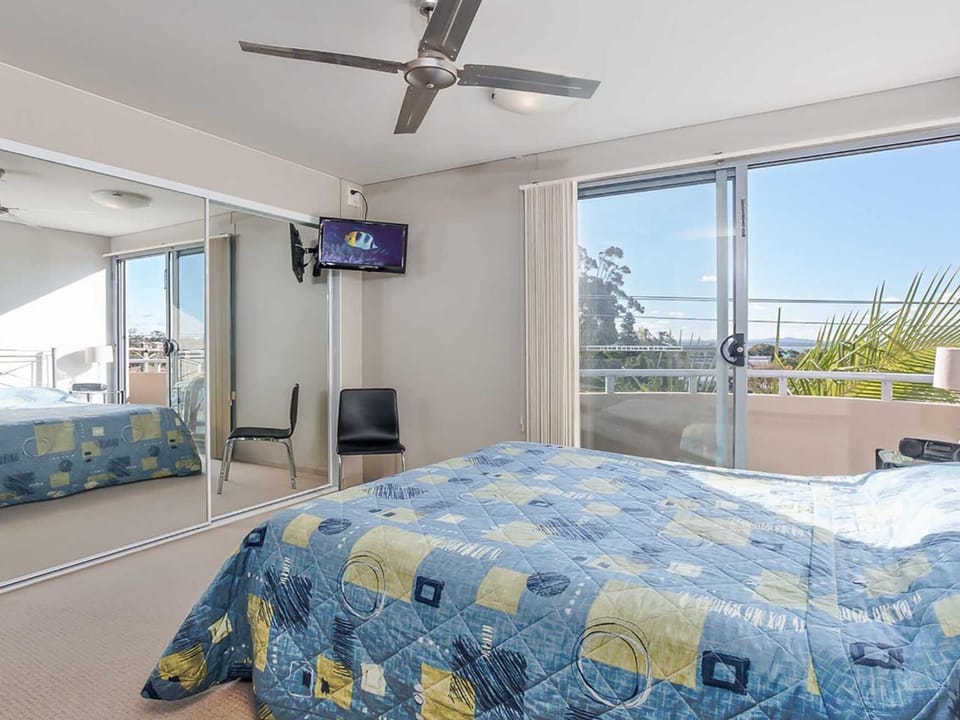 Bayview Apartments, 11,42 Stockton Street - Three bedroom unit In the heart of town with air con, lift and secure parking Apartment in Nelson Bay