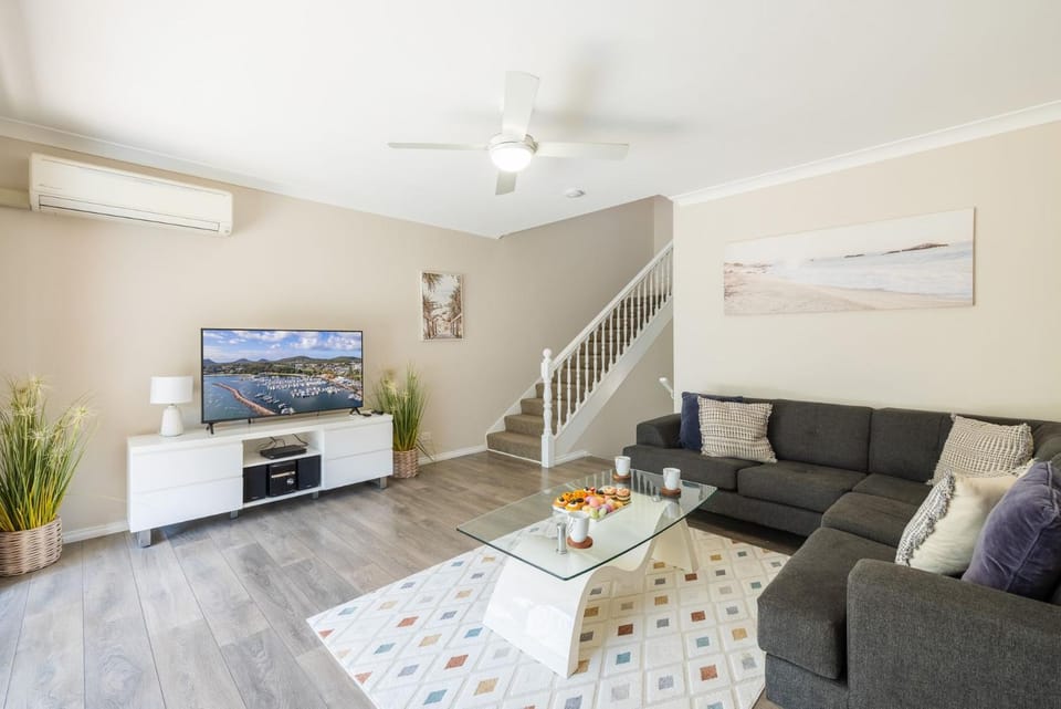 Bushmans, 9 24 Tomaree Street - Spacious townhouse with air conditioning and close to Nelson Bay Town Centre House in Nelson Bay