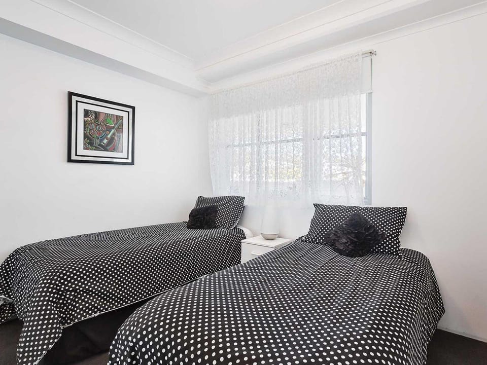 Nelson Towers, 9,71a Victoria Parade - unit in the heart of Nelson Bay with water views, air conditioning and Wi-Fi Apartment in Nelson Bay
