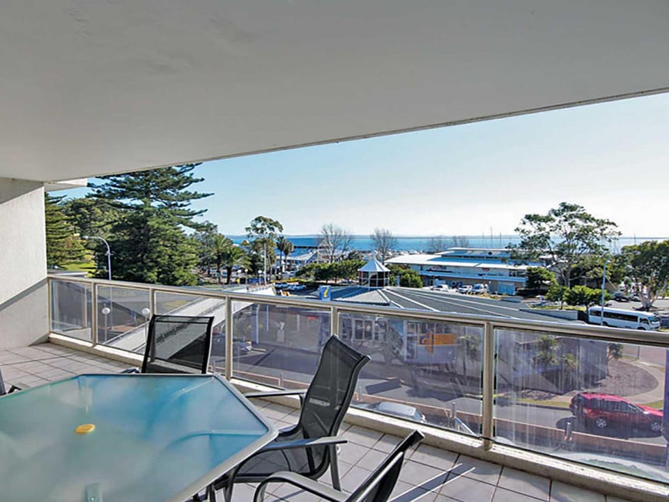 Nelson Towers, 9,71a Victoria Parade - unit in the heart of Nelson Bay with water views, air conditioning and Wi-Fi Apartment in Nelson Bay