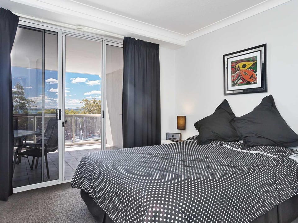 Nelson Towers, 9,71a Victoria Parade - unit in the heart of Nelson Bay with water views, air conditioning and Wi-Fi Apartment in Nelson Bay