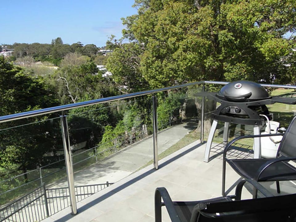 Paradiso, 3,4 Laman Street - Comfortable unit with water views, aircon, solar heated pool and in the heart of town Apartment in Nelson Bay