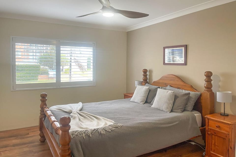 Paradiso, 3,4 Laman Street - Comfortable unit with water views, aircon, solar heated pool and in the heart of town Apartment in Nelson Bay