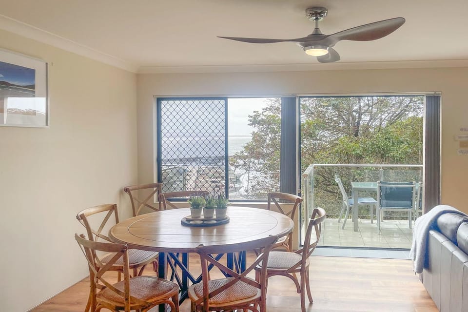 Paradiso, 3,4 Laman Street - Comfortable unit with water views, aircon, solar heated pool and in the heart of town Apartment in Nelson Bay