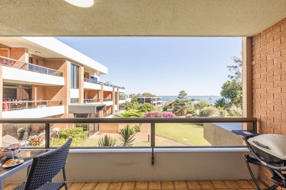 The Commodore, 23,9-11 Donald Street - Delightful unit with gorgeous water views, air con and wi-fi Apartment in Nelson Bay