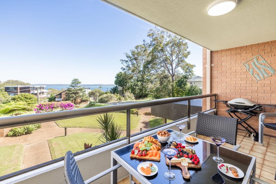 The Commodore, 23,9-11 Donald Street - Delightful unit with gorgeous water views, air con and wi-fi Apartment in Nelson Bay