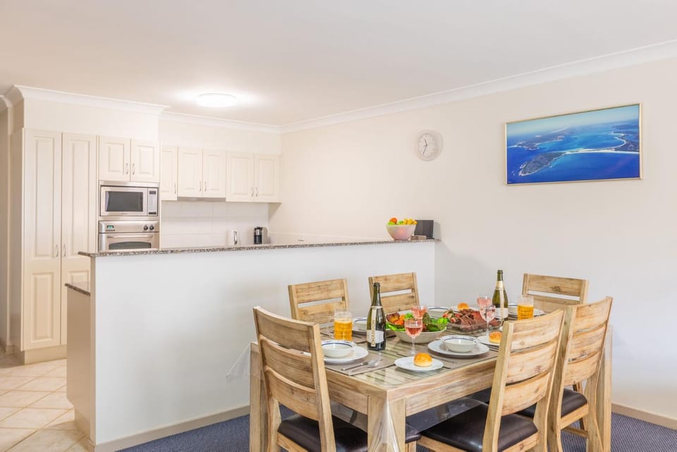 Seashells, 2,21-23 Magnus Street -Unit with Air con, complex lift and pool, close to town Apartment in Nelson Bay