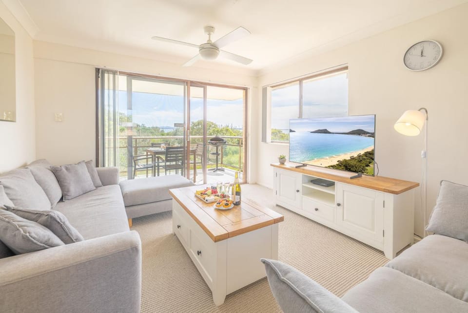 Intrepid 12 right on the beachfront Apartment in Shoal Bay