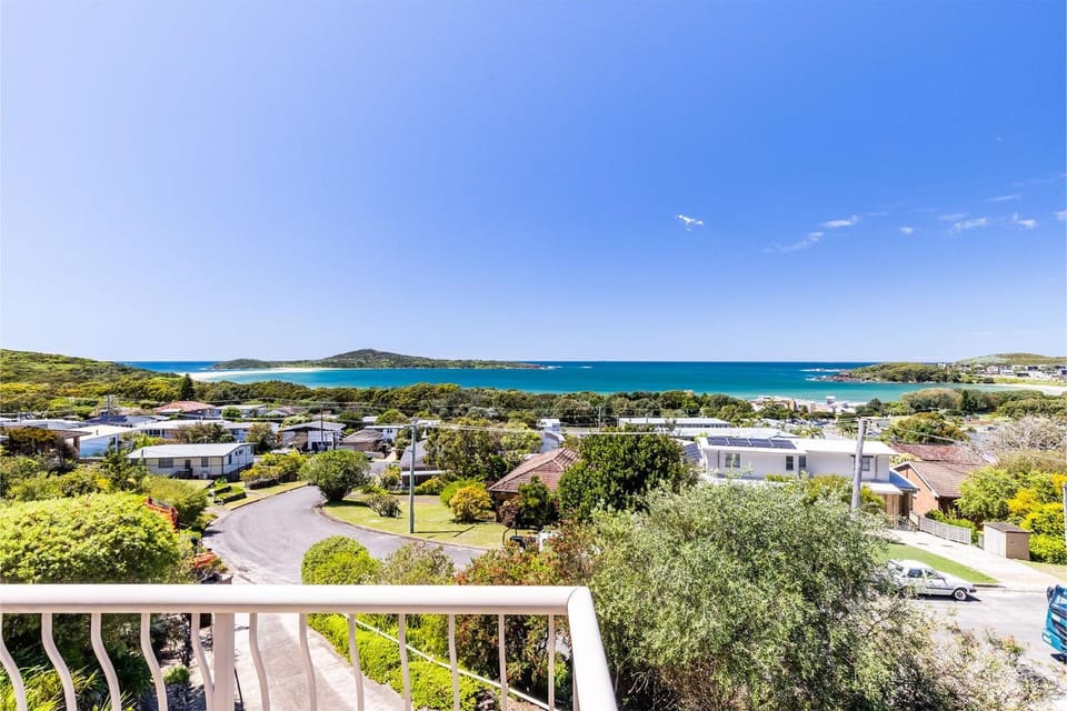 10 Garuwa Street - Fabulous Fingal Bay water views House in Fingal Bay