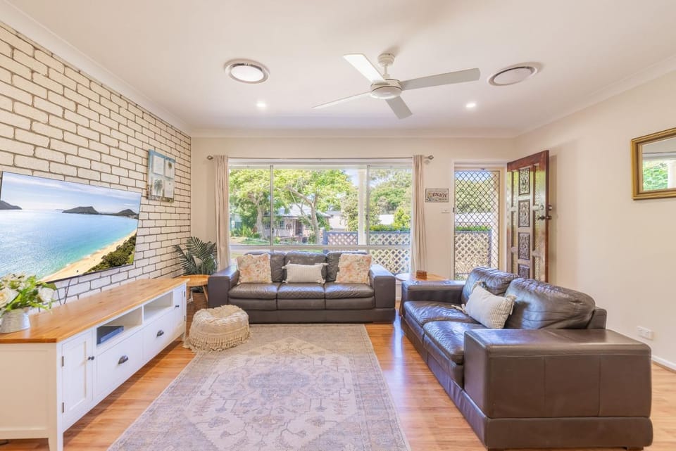 Cuddles Cottage, 4 Christmas Bush Avenue - air conditioned holiday house, 400 metres to Dutchies beach House in Nelson Bay