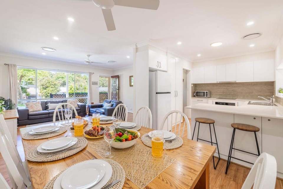 Cuddles Cottage, 4 Christmas Bush Avenue - air conditioned holiday house, 400 metres to Dutchies beach House in Nelson Bay