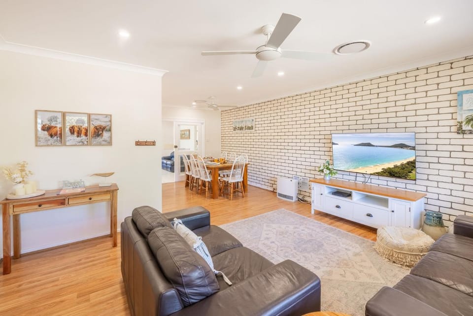 Cuddles Cottage, 4 Christmas Bush Avenue - air conditioned holiday house, 400 metres to Dutchies beach House in Nelson Bay