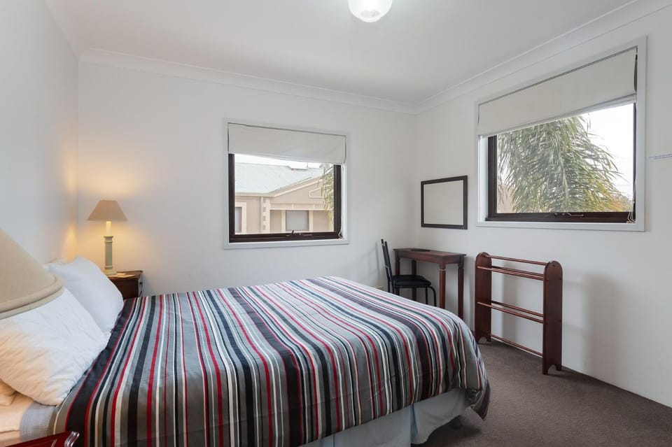 Carindale, 2 19-23 Dowling Street - First floor unit with air con, complex pool and tennis court Apartment in Nelson Bay
