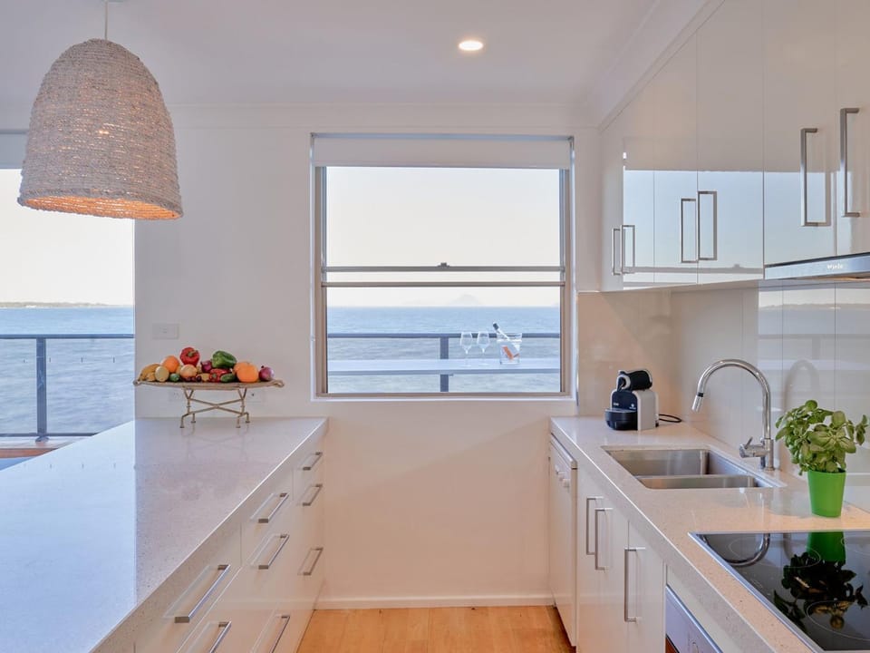 Kitchen or kitchenette, Sea view