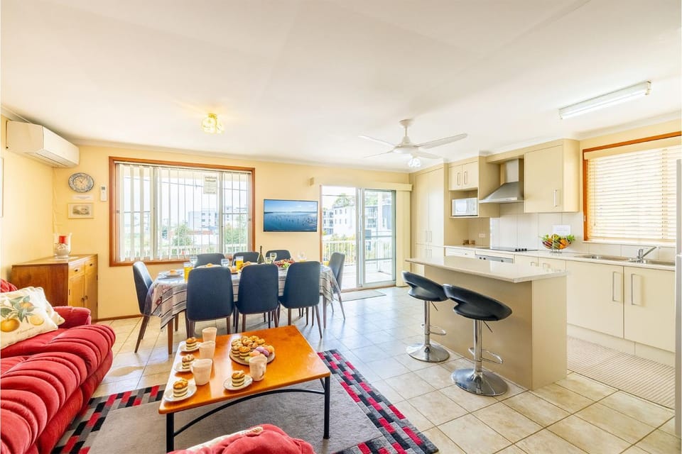 3 Tomaree Street - Spacious 4 bedroom house with air con situated in the heart of Nelson Bay House in Nelson Bay