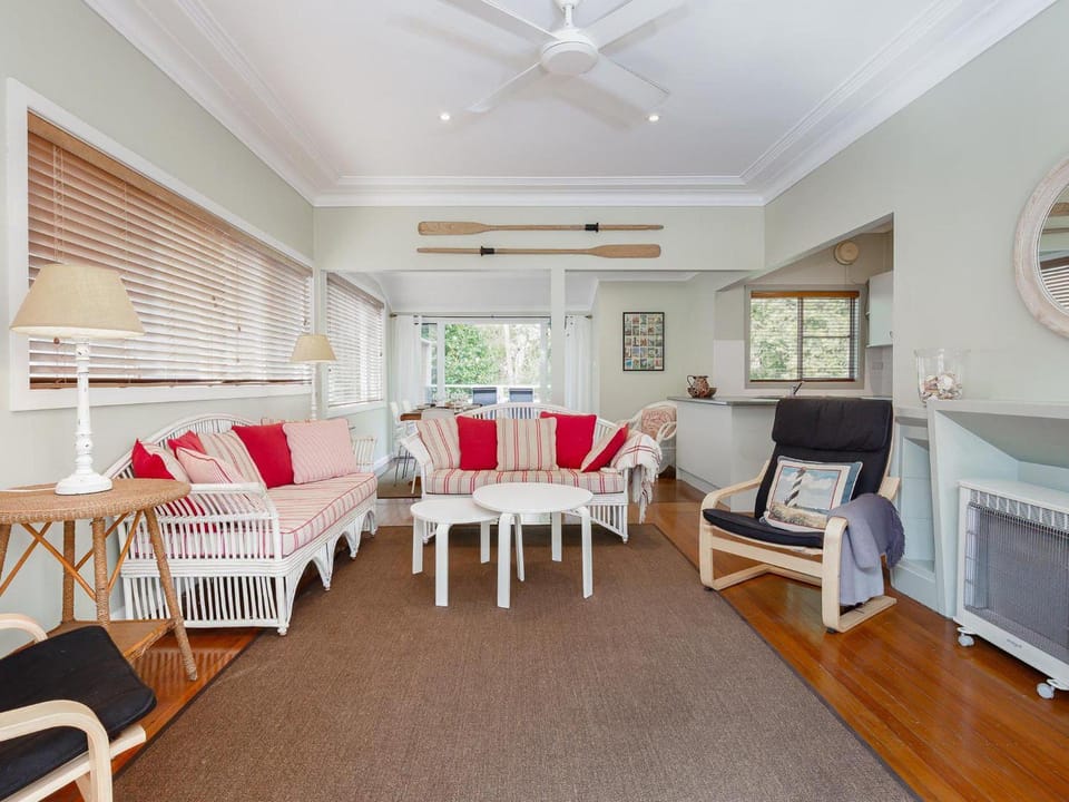 Dutchies Haven, 11 Christmas Bush Ave - Pet friendly, large enclosed yard, air con and Wi-Fi House in Nelson Bay