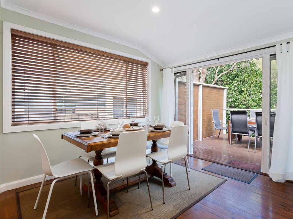 Dutchies Haven, 11 Christmas Bush Ave - Pet friendly, large enclosed yard, air con and Wi-Fi House in Nelson Bay