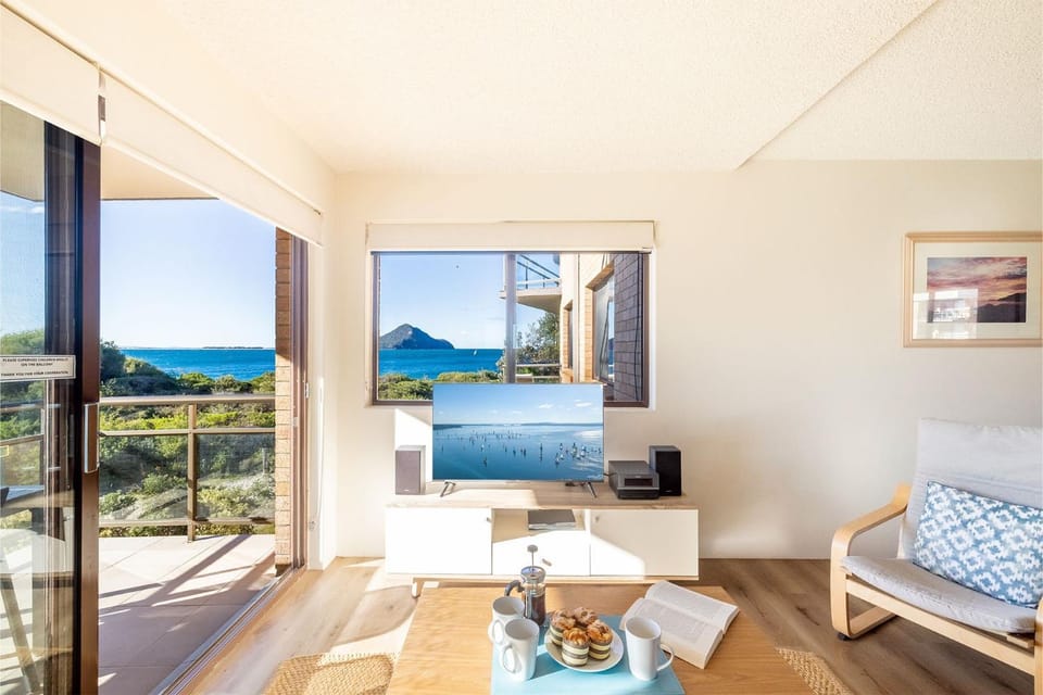Intrepid, 15 3 Intrepid Close - right on the beachfront and WiFi Apartment in Shoal Bay