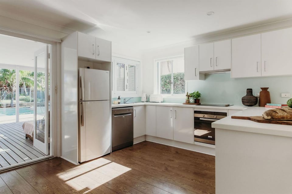 The Beach House, 25 Tomaree Road - fantastic house with pool, linen House in Shoal Bay