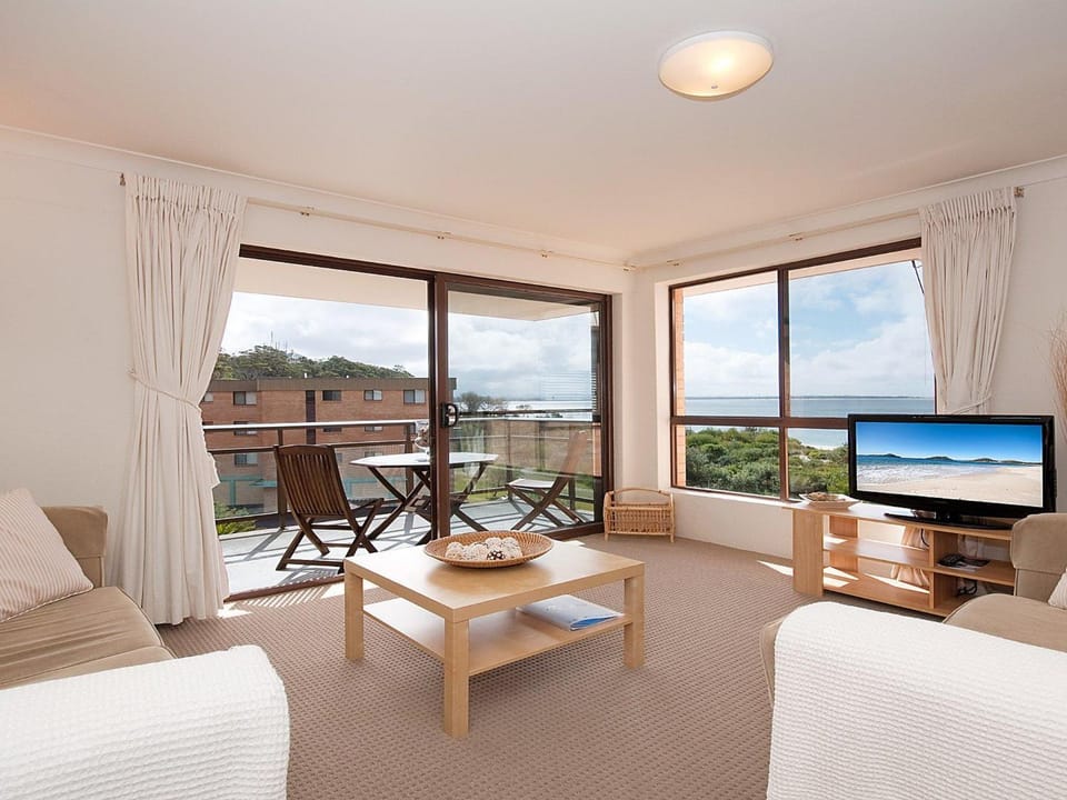 Promenade 11, 8 Intrepid Close - air conditioned unit with beautiful water views Apartment in Shoal Bay