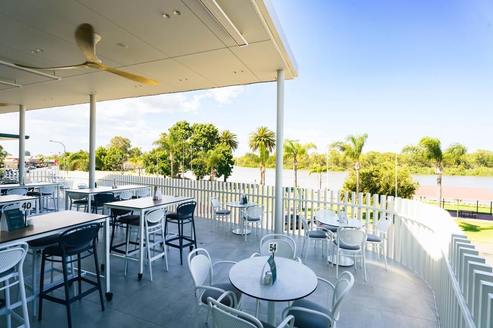 Restaurant/places to eat, View (from property/room), Balcony/Terrace, Food and drinks, River view, Drinks, Alcoholic drinks, Non alcoholic drinks