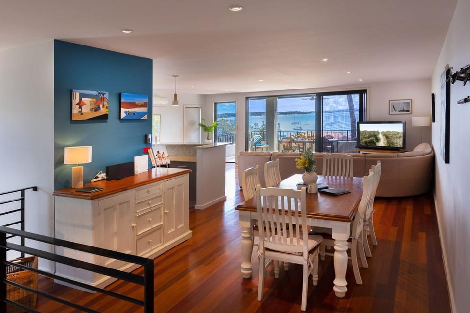 Cossies at Corlette Stunning views & Beach access House in Corlette