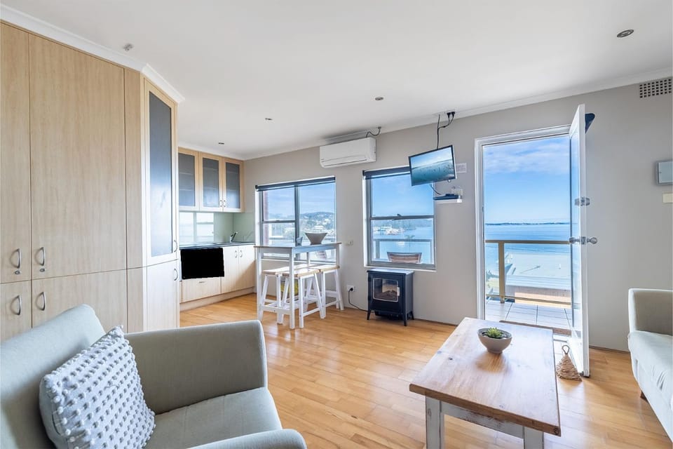 Blue Vista,9,13 Victoria Parade - Studio with stunning water views and air conditioning Apartment in Nelson Bay