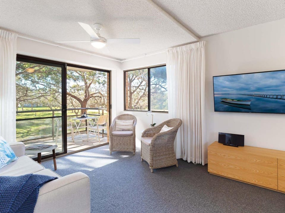 Intrepid 1 3 Intrepid Close Amazing views of Shoal Bay only 100m from the Beach Apartment in Shoal Bay