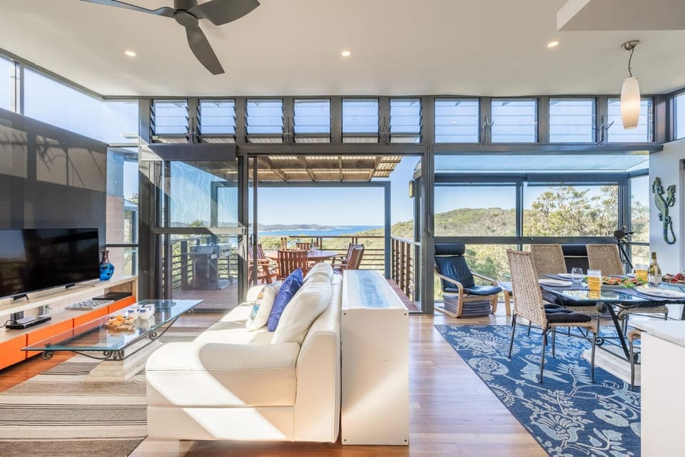 Beach House 7, Air Conditioned, Wi-Fi, Foxtel, Linen, Communal Pool and Spa House in Boat Harbour