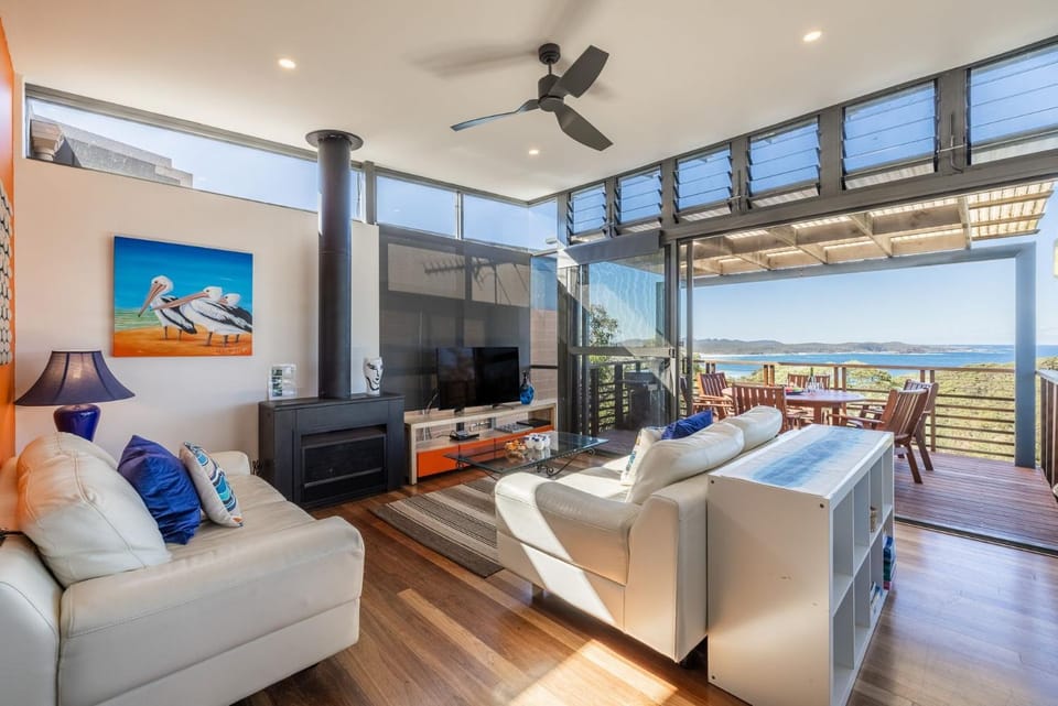 Beach House 7, Air Conditioned, Wi-Fi, Foxtel, Linen, Communal Pool and Spa House in Boat Harbour