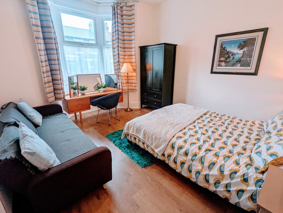 Bed, Photo of the whole room, Seating area, Bedroom