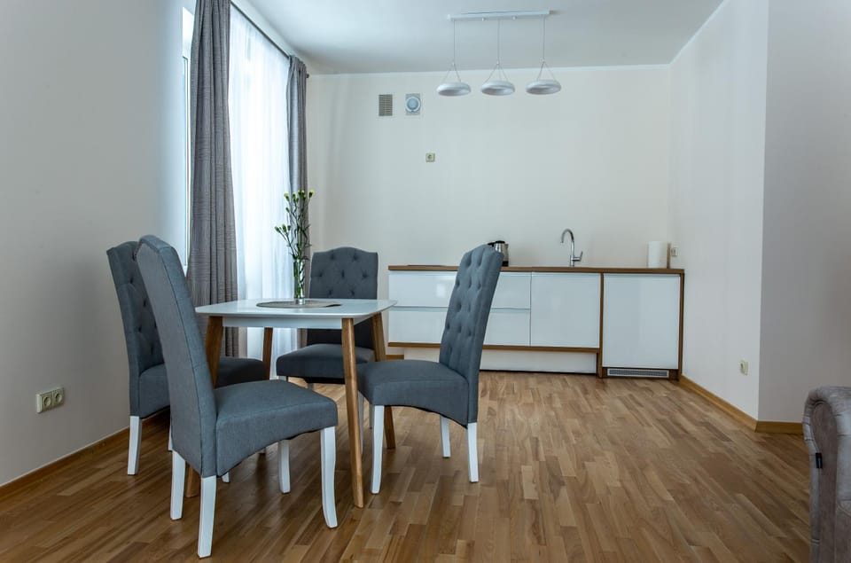 Kitchen or kitchenette, Dining area