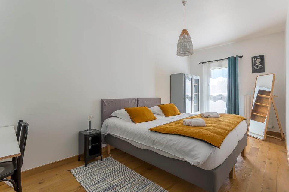 Bed, Photo of the whole room, Bedroom, towels