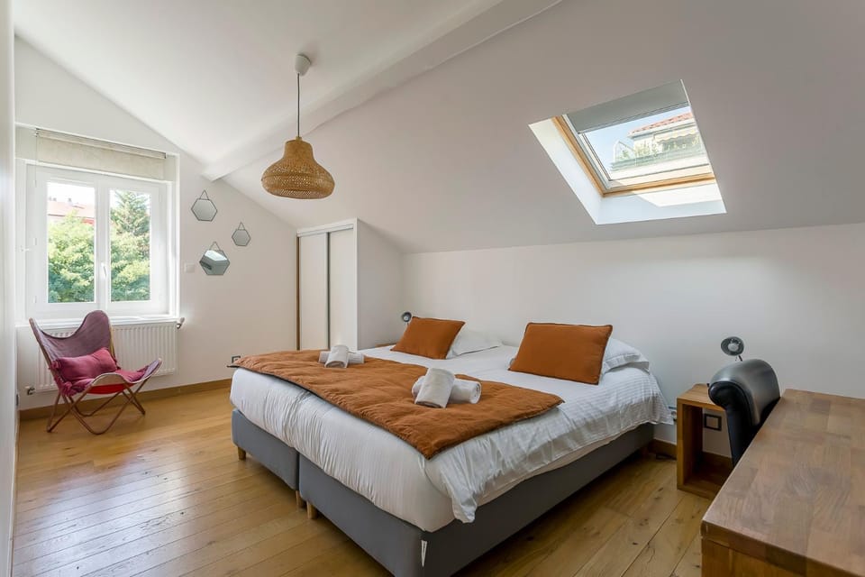 Bed, Photo of the whole room, Bedroom, towels