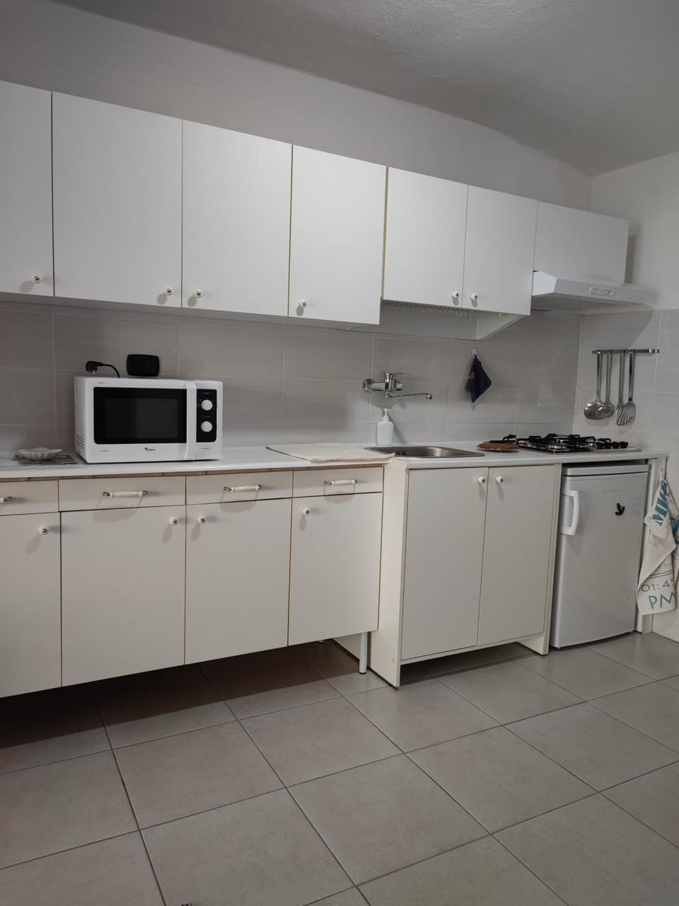 Kitchen or kitchenette, minibar, stove, toaster