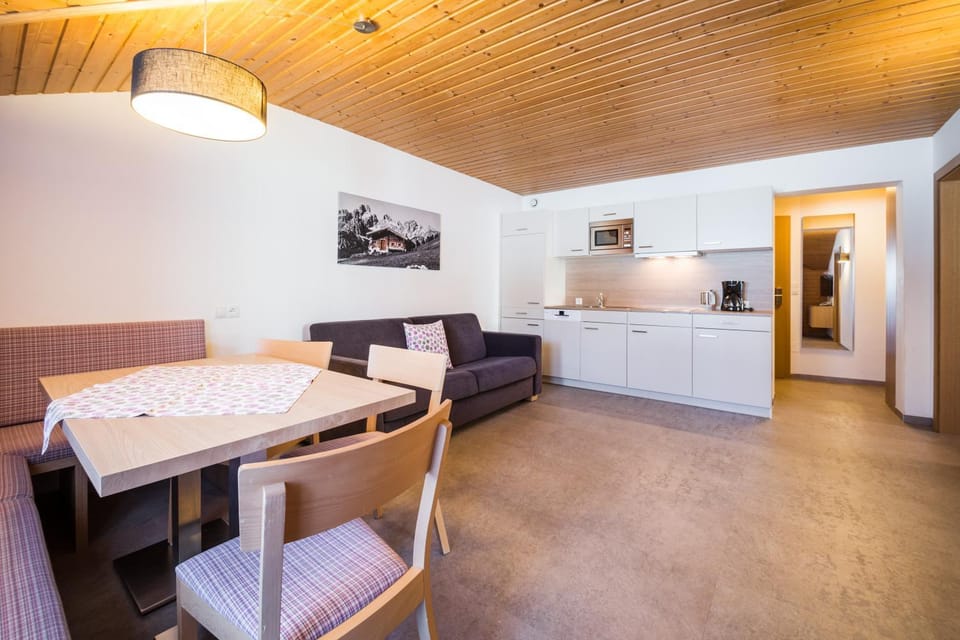 Kitchen or kitchenette, Photo of the whole room, Dining area