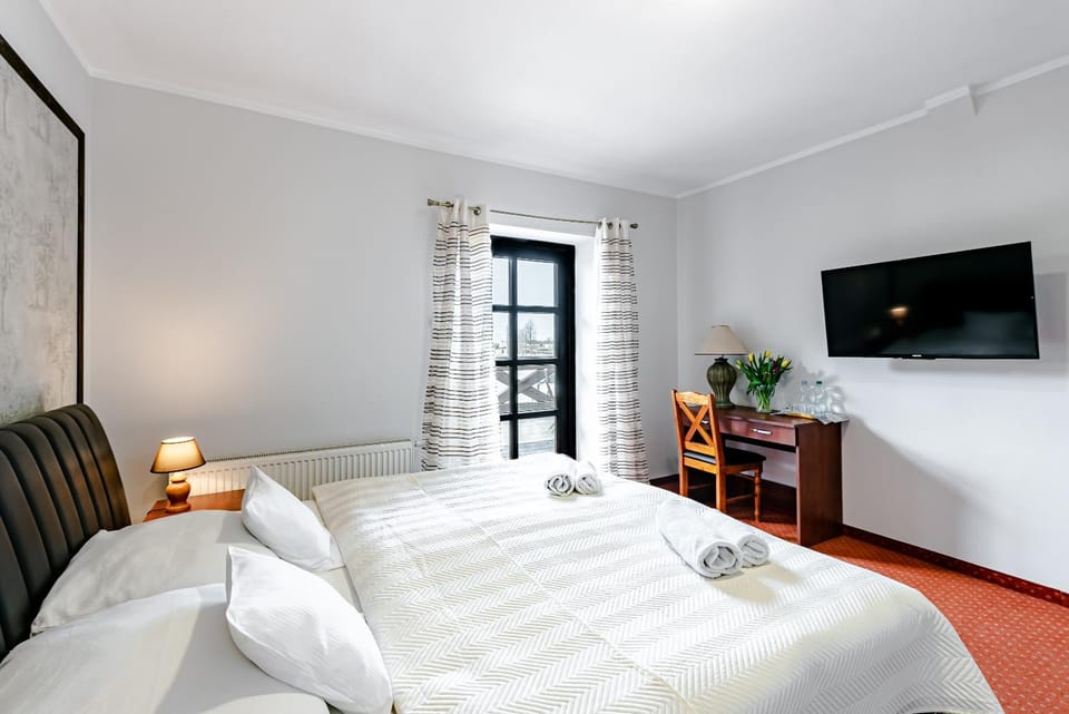 Bed, TV and multimedia, View (from property/room), Balcony/Terrace, Photo of the whole room, Decorative detail, Family, locker, towels