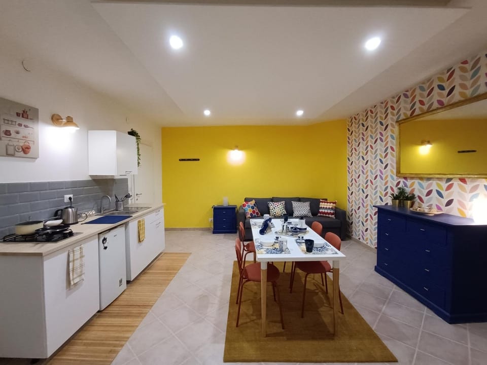 Kitchen or kitchenette, Living room, Seating area, Dining area, pet friendly, stove