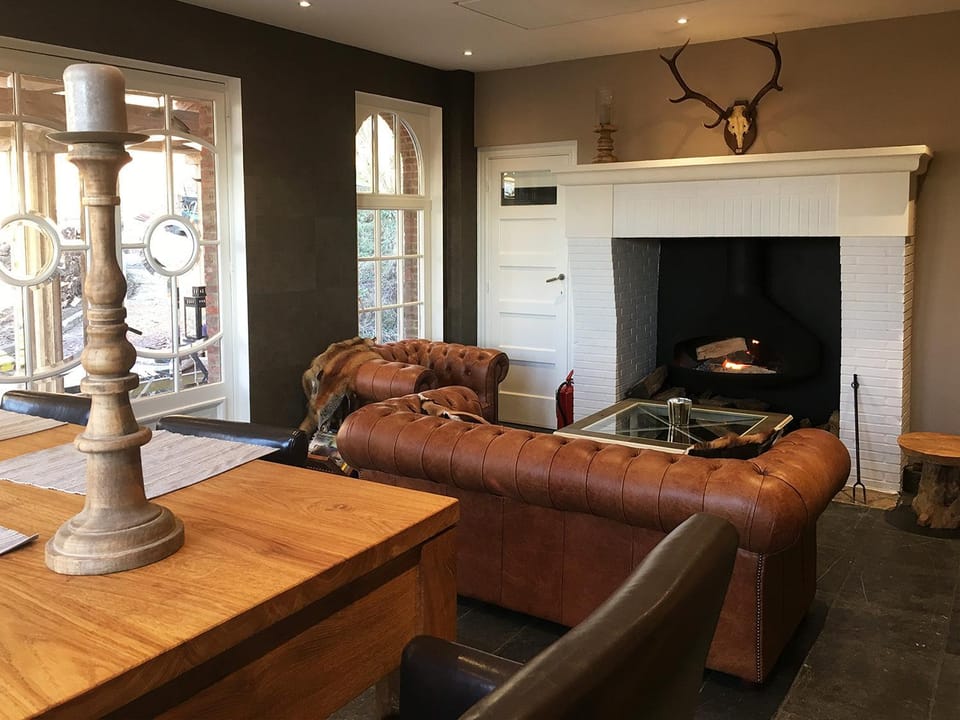 Living room, Decorative detail, Seating area, Area and facilities