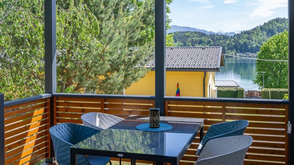 Balcony/Terrace, Dining area, Lake view, Mountain view