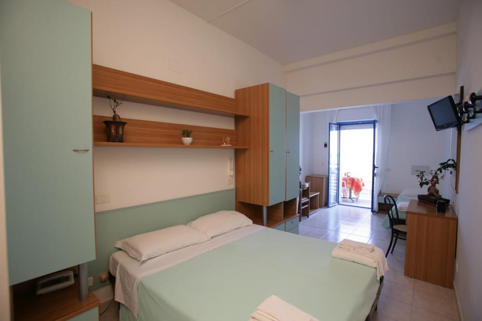 Bed, TV and multimedia, Photo of the whole room, Bedroom, hair dresser